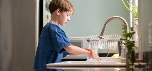 How to Stop Water Splashing in Kitchen Sink